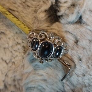 Vintage Avon ring. Size 8. Costume jewelery. Black Stones